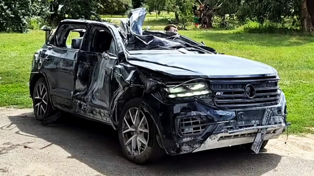 Пережив вибух балістичної ракети й поїхав далі: Volkswagen Touareg вразив українців своєю надійністю