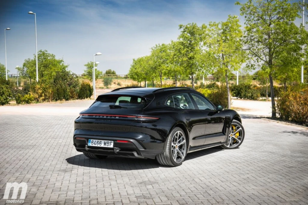 Porsche відповіла на чутки про кінець Taycan: що буде з електрокаром