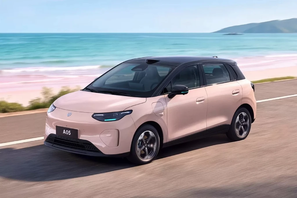 Дешевше $9500: доступний електрохетчбек Leapmotor A05 надійшов у продаж