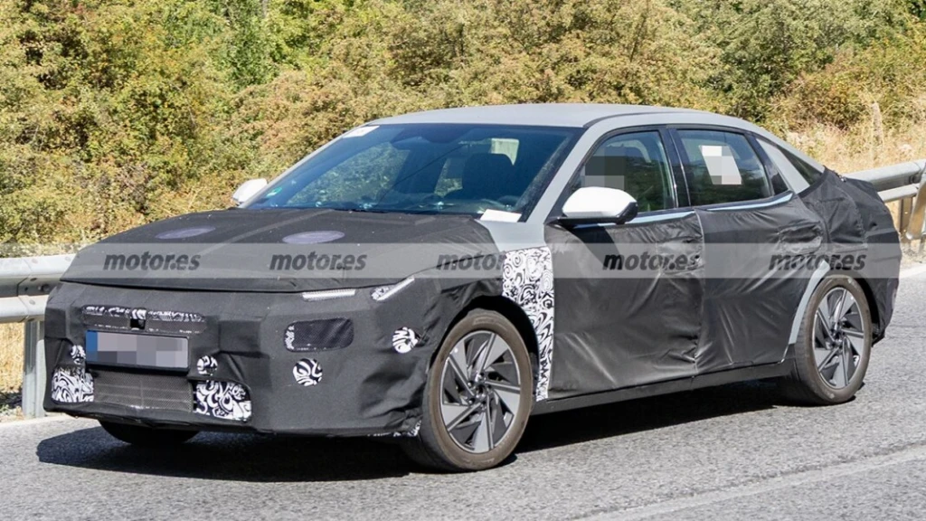 Hyundai Elantra 2027 готується до глобального дебюту: седан вже помітили в Європі