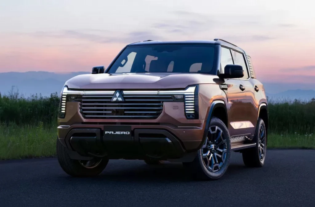 З величезними екранами: новий Mitsubishi Pajero показали офіційно