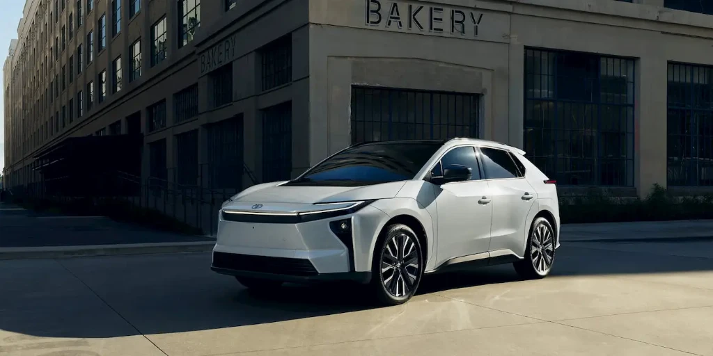 Неочікуваний тренд: електромобілі Toyota гарно продаються попри ситуацію на ринку