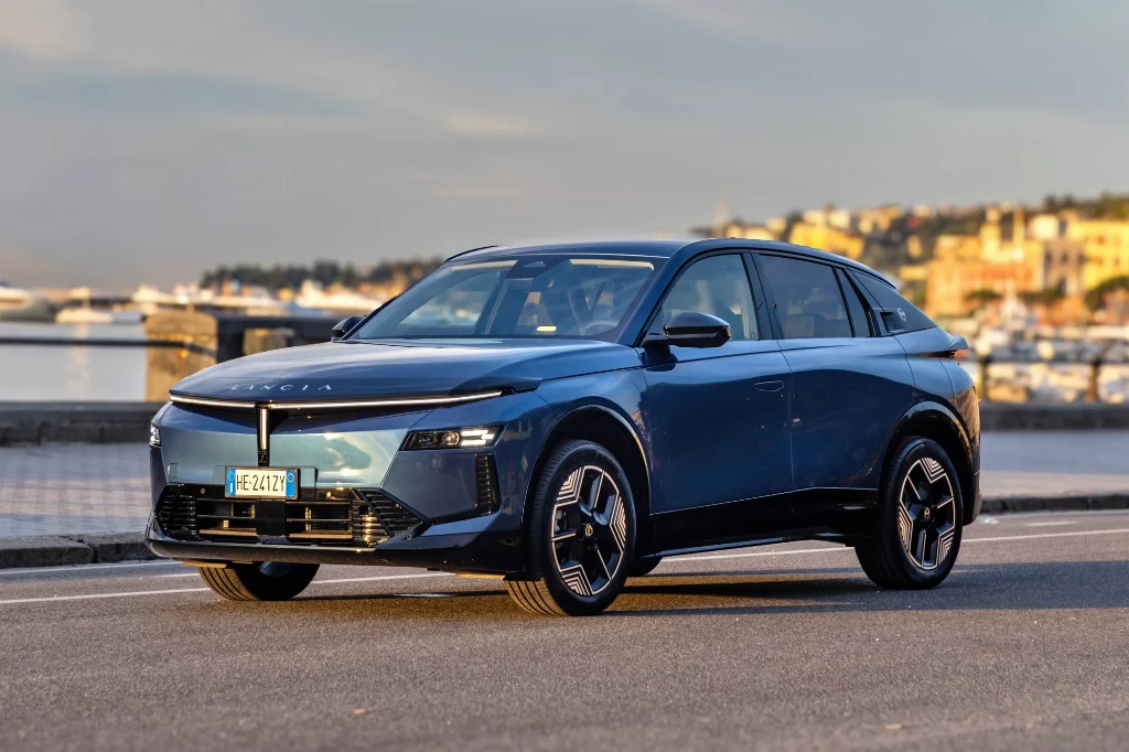 Одразу у трьох версіях: електрокросовер Lancia Gamma показали офіційно